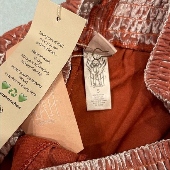 We are HAH 1 track mind pants in Rose
Crushed Velvet.Size S - Picture 13 of 14